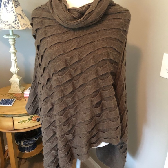 Lightweight knit ponch - Picture 2 of 8